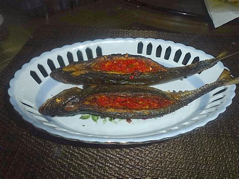 Bersihkan ikan dan potong menjadi 2 bagian lalu lumuri dengan garam, kunyit, serta jeruk nipis dan diamkan sekitar 10 menit. Resepi Ikan Cencaru Goreng Bawang ~ Resep Masakan Khas