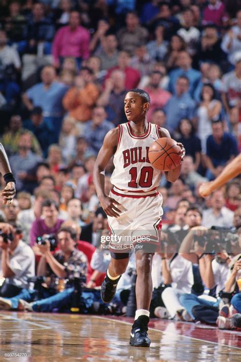 Fotografia de notícias : B.J. Armstrong of the Chicago Bulls handles