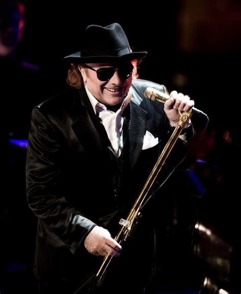 Van morrison écoute également les musiciens de son quartier qui jouent beaucoup dans les rues, et font inconsciemment naître son intérêt pour la musique van morrison offre pour l'occasion un jeu de scène exubérant qui lui vaut une belle réputation, et fait l'une des principales attractions du showband. Irish crooner Van Morrison treats crowd to some Magic ...