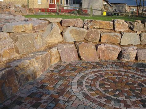 Im gartenbereich strahlen sie als findlingsmauer oder als einzelstücke hohe dekorative gegenwärtigkeit aus. Findlingsmauer