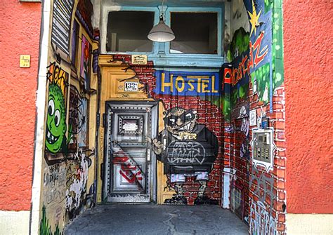 무료 이미지 도로 건물 골목 시티 집 빨간 색깔 정면 화려한 낙서 문 그림 거리 미술 하부 구조