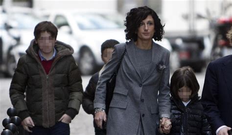 Molto innamorati e uniti, renzi e la sua dolce metà formano una. Agnese Landini: la moglie di Renzi in tribuna al Senato