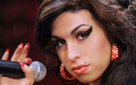 amy winehouse winged liner 2880x1800 wallpaper