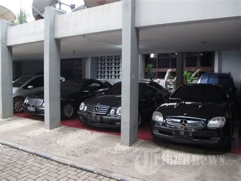 Si 'rs' ini setelah dikejar dan terkejar di saat dia masuk ke parkiran stasiun. Tinggal di Rumah Dinas, Roy Suryo Punya 50 Unit Mobil ...