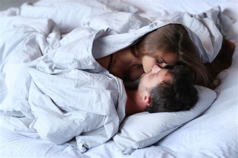 Baixe Jovem Casal Apaixonado Beijando Na Cama Gratuitamente Em 2020 Retratos De Casal Algumas