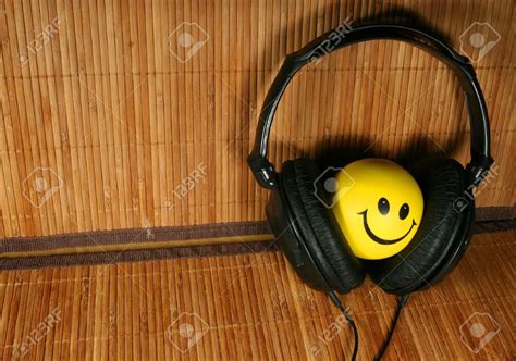 Images For Cool Smiley Faces With Headphones Smiley Face Smiley Face