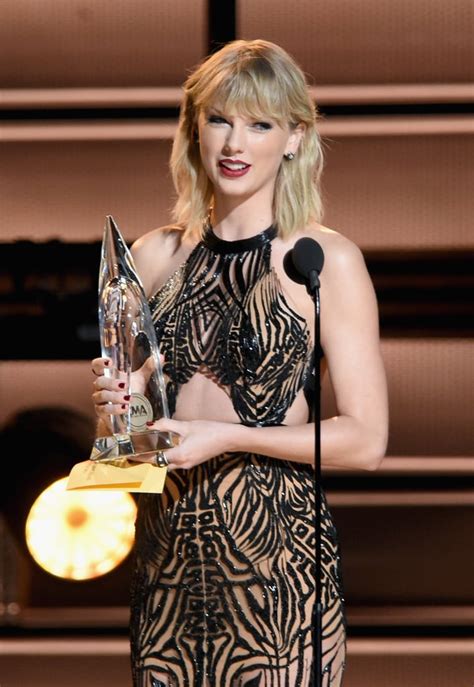 Famososand Aparición Sorpresa De Taylor Swift En Los Country Music