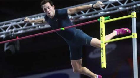 Renaud lavillenie en 2014 à partir du 1 er janvier 2000 , la règle de compétition 260.18a (anciennement 260.6a) de l' iaaf est modifiée de sorte que les records du monde peuvent désormais être établis dans une « installation couverte ou non couverte »  25 . Renaud Lavillenie - Pole Vault World Record-Holder to ...
