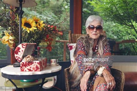 older hippy woman fotografías e imágenes de stock getty images