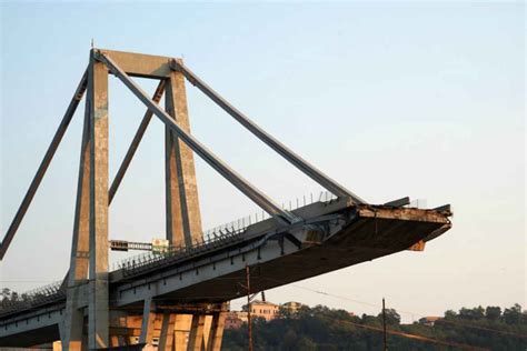 The concrete ponte morandi structure, designed by prolific italian engineer riccardo morandi, disintegrated at 11.30am local time on 14 august 2018. Ponte Morandi, il dettaglio raccapricciante svelato dagli ...
