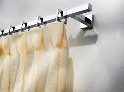 Per uno stile contemporaneo puoi optare per acciaio cromato o finali per bastoni per tende. Bastone per tende in ottone in stile moderno ELARA - Scaglioni