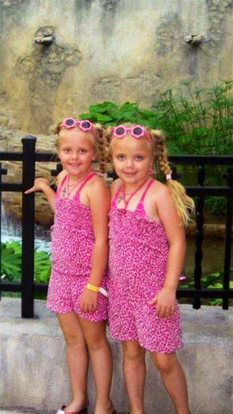 Texastwins Makenna And Maryssa Mahaney Twin Girls Twin Sisters