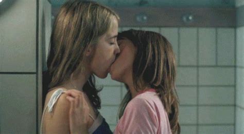Pin On Lesbian Kissing S