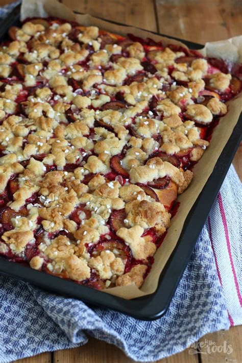 Statt butter oder öl kannst du einen teil davon beim backen auch durch apfelmus, joghurt oder quark ersetzen. Zwetschgenkuchen mit Quark-Öl-Teig vom Blech | Bake to the ...