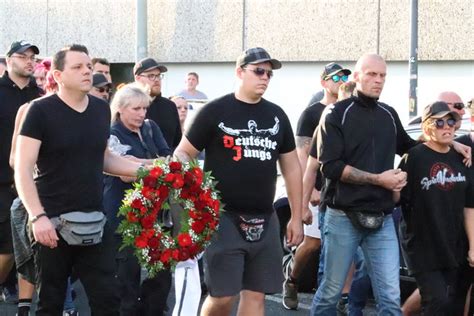 After the final whistle, a group of dortmund hooligans headed towards a section of the. Todesfall von Neonazi in Mönchengladbach entwickelt nicht ...