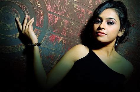 actress sri divya latest cute photoshoot pics stills thuppaki songs download thuppake teaser