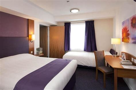 In this video, we give you a hotel tour of the premier inn, county hall in london. Premier Inn Victoria London - Compare Deals