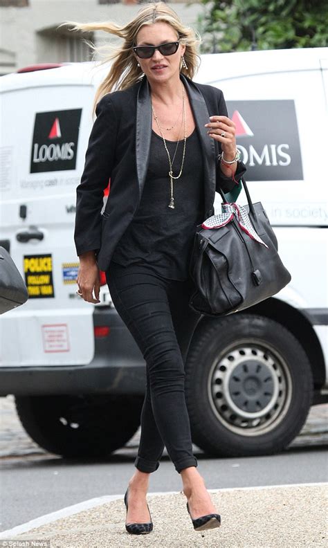 Kate Moss Displays Slender Figure In Skinny Jeans For Casual Pub Lunch Daily Mail Online