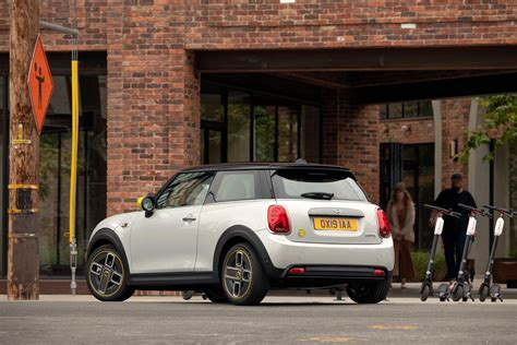 Mini Cooper Se Debuts Brands First Fully Electric Model 181 Hp And