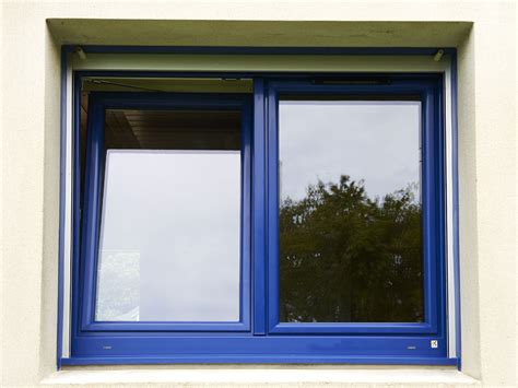 Fenêtre PVC de couleur bleu