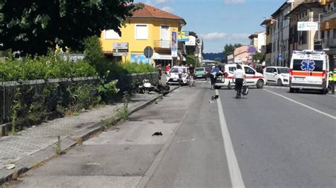 Un piccolo incidente domestico, non meglio specificato, ha al posto di bulega, dal cev, esordirà nel mondiale celestino vietti ramus, che il prossimo anno correrà in moto3 con. Calabria - Terribile incidente a Lucca tra scooter e moto ...