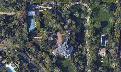 Jeff Bezos Pays 165m For Beverly Hills Mansion Sets La Record