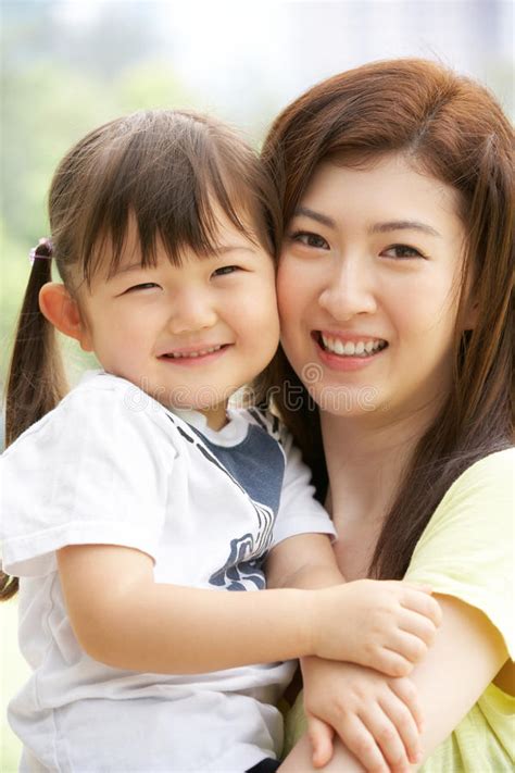 Ritratto Della Madre Cinese Con La Figlia In Sosta Fotografia Stock Immagine Di Asia Felice