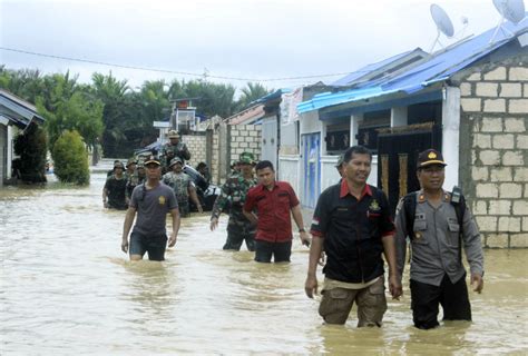 Flash floods, earthquake in Indonesia kill at least 79 | Inquirer News