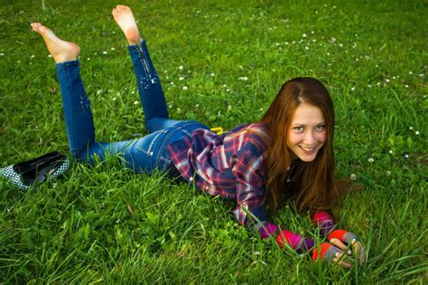 Юная шатенка на лужайке в джинсах Лучшие фото девушек в колготках