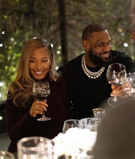 Lebron James Labels His Wife As The Real Mvp Who Is Savannah Foto