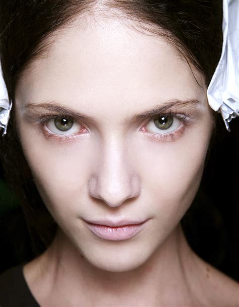 D'une meilleure hygiène de vie à la chirurgie en passant. Du crayon blanc sous les yeux pour rajeunir ? - Elle
