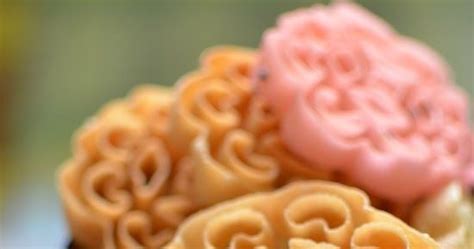 Piring kuih bunga bakul biru antik 60s. Kuih loyang atau juga dikenali sebagai kuih ros, kuih ...