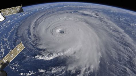 Záchranáři mluví až o 150 zraněných. Hurricane Florence downgraded to Category 2 storm, but ...