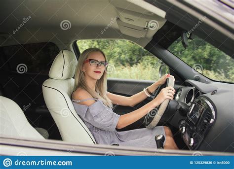 Giovane Bella Ragazza Sorridente Che Conduce Unautomobile Fotografia