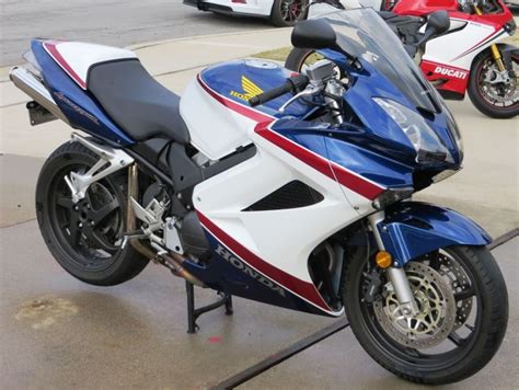Find honda vfr800 & more new & used motorbikes & tourers reviews at review centre. 25th Anniversary - 2007 Honda VFR800 | Bike-urious