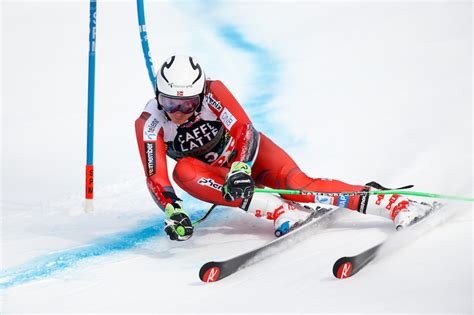 Kristoffersen, adelboden , wengen ve kitzbühel'deki üç klasik slalom yarışını aynı sezon kazanan ilk. Henrik Kristoffersen vuole cimentarsi in superG in Coppa del Mondo!