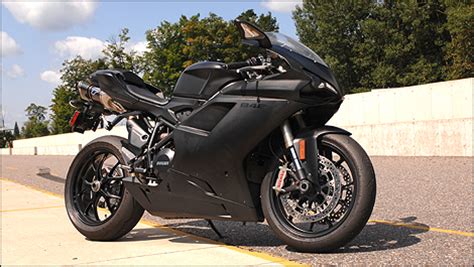 Inclui capacete e tripé traseiro. 2011 Ducati Superbike 848EVO Track Test