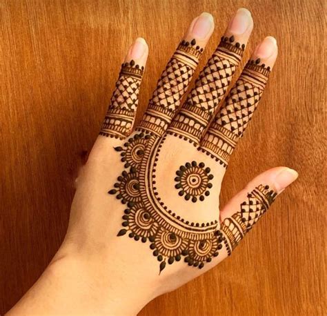 Aggregate More Than 82 Simple Mehndi Designs Behind Hand Latest Seven