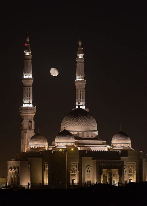 Indahnya Masjid Di Malam Hari Dan Ditemani Bulan
