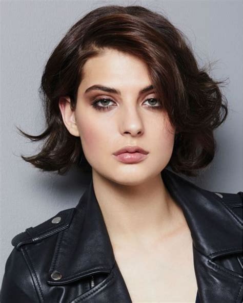 Short Haircuts For Indian Round Faces Wavy Haircut