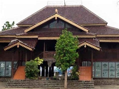 Setiap rumah adat mempunyai bentuknya yang unik dan berbeda. 3+ Rumah Adat Lampung (NAMA, GAMBAR, PENJELASAN)