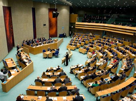 Na de tweede kamerverkiezing onderhandelen politieke partijen om een coalitie te vormen die de steun van een meerderheid in de tweede kamer heeft. De Tweede Kamer tijdens de Algemene Politieke ...