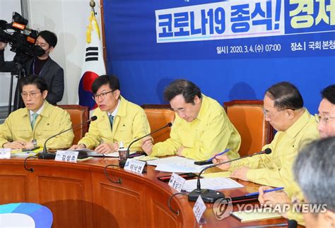 노영민 비서실장·김상조 정책실장·김종호 민정수석 동반사의 靑 어려운 시기 대통령 '백지구상' 돕기 위한 것 일괄 사표를 냈다는 건, 수리 아님 유임 또는 이동이 있을 것 같다. 코로나19 당정청 발언하는 김상조 정책실장 | 연합뉴스