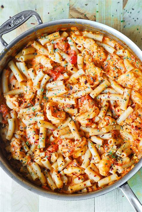 This garlic shrimp pasta is guaranteed to become a favorite! Spicy Shrimp Pasta in Garlic Tomato Cream Sauce - Julia's Album
