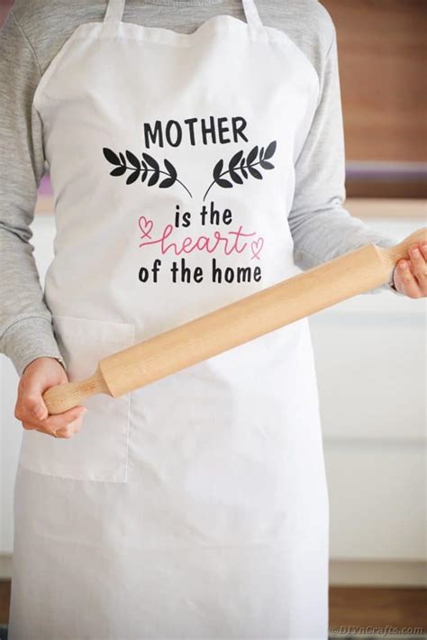 How To Make An Apron With Cricut Vinyl For Mothers Day Diy And Crafts