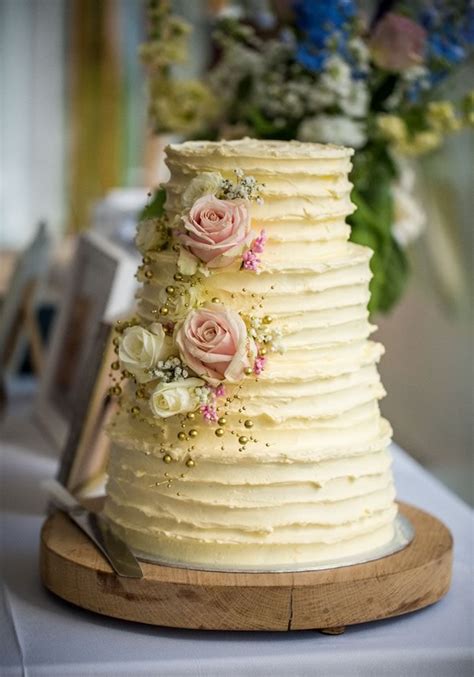 6 Simple And Sweet Ideas To Decorate Your Wedding Cake