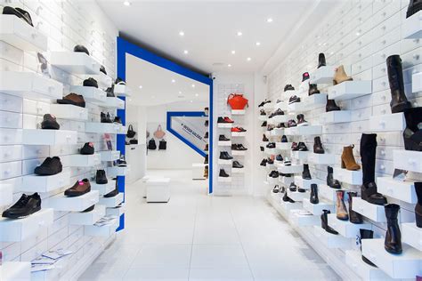 Fashion Display Idea Of 2 Layer Modern Shoe Store Design