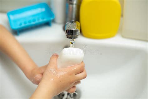 Kind Wäscht Hände Und Füße In Einem Waschbecken Stockbild Bild Von