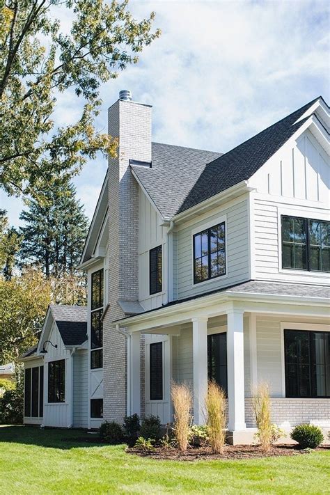 Top mount or side mount Corner Lot Modern Farmhouse | Modern farmhouse exterior ...