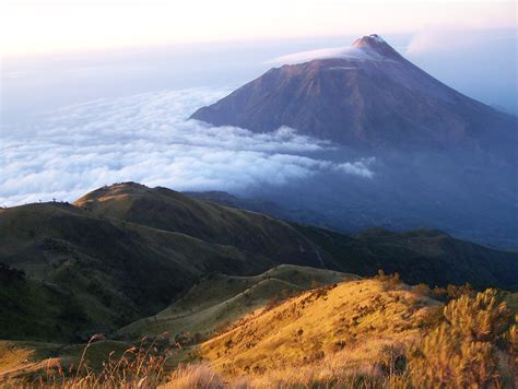 Gunung adalah salah satu contoh penampakan alam indah yang bisa kamu temui di malaysia. 7 Gunung Paling Angker di Indonesia dan Kisah Misterinya ...
